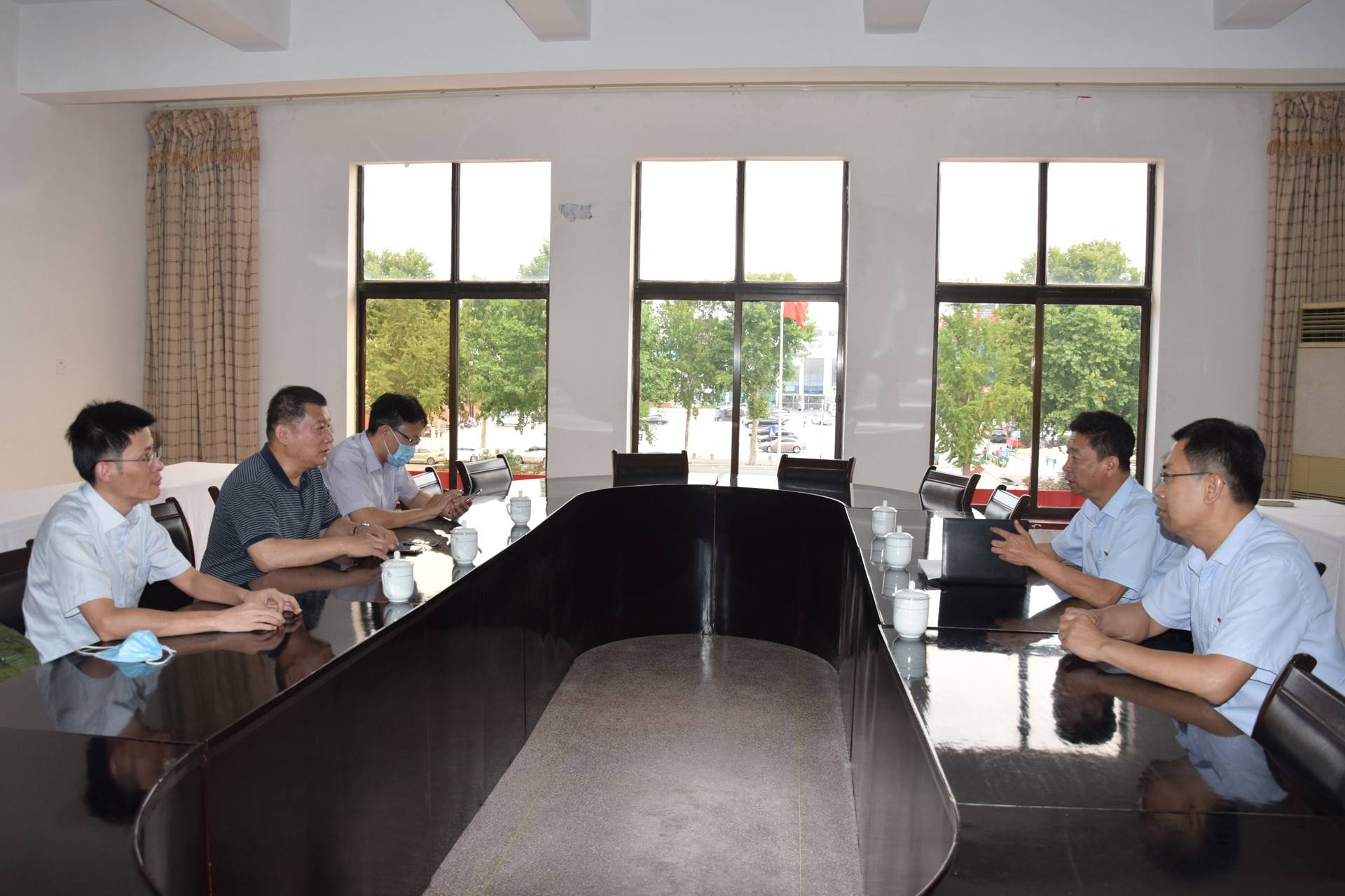 中國國際經濟交流中心黨委副書記、辦公室主任、信息部部長姜春力蒞臨城陽批發市場調研指導