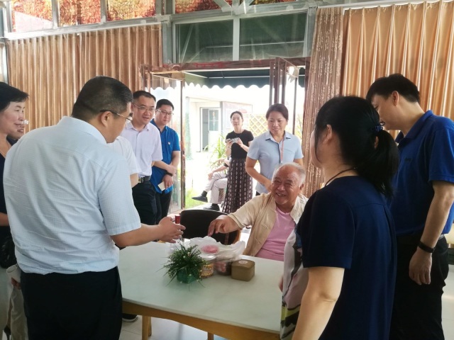 中國國際經濟交流中心黨委副書記、信息部部長姜春力帶領調研組到我區調研健康養老工作