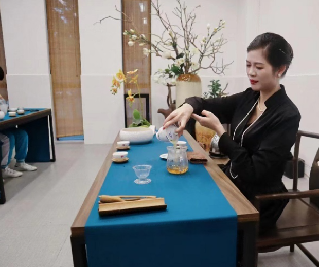 海南中學(xué)100周年校慶籌備課《師生茶藝禮儀》取得圓滿(mǎn)成功